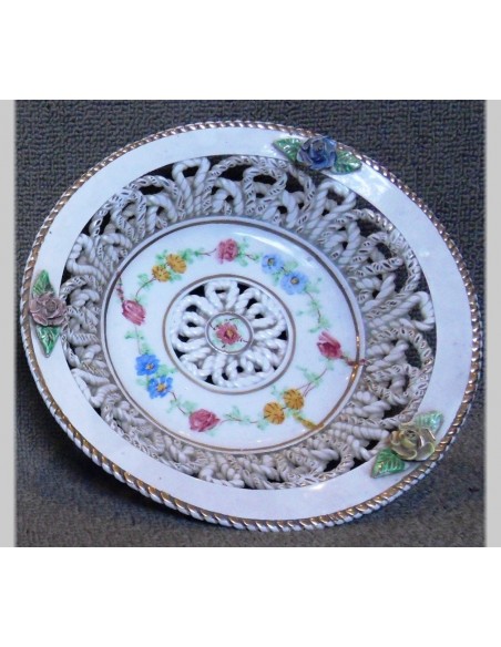 Frutero de loza calada y dorada